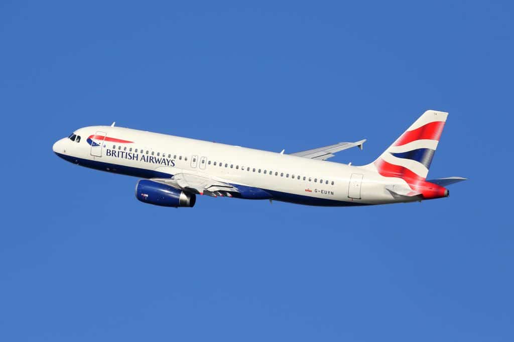 British Airways vliegtuig in de lucht boven blauwe hemel