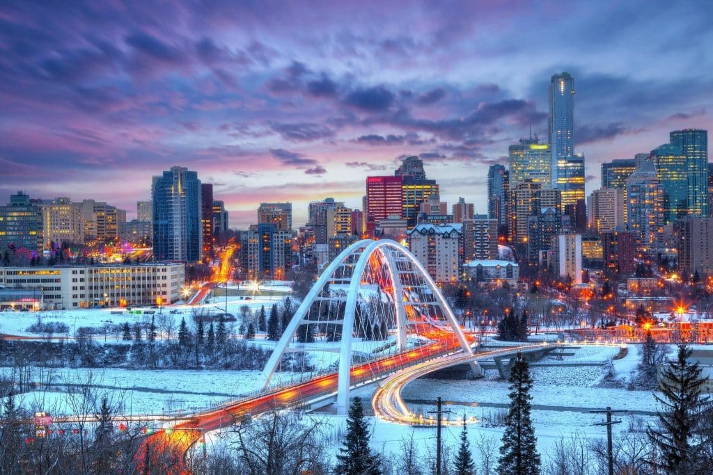 Winterse skyline van Edmonton met verlichte brug in Alberta