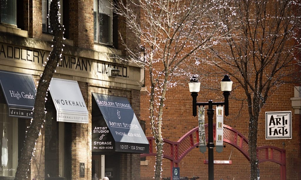 Winterse straat met boetieks in Edmonton, Alberta