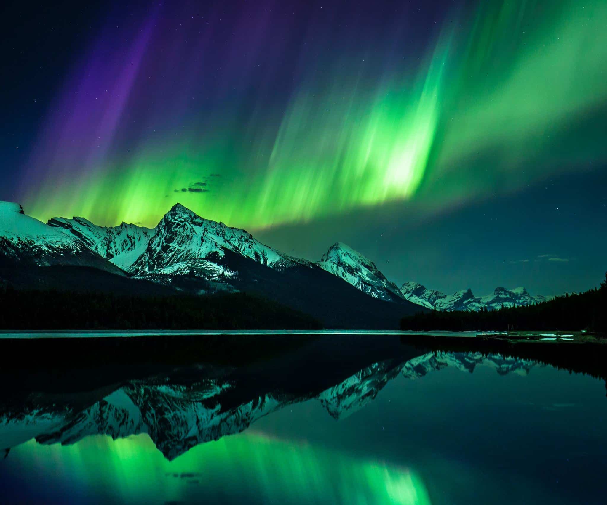 Winteravontuur Edmonton en Jasper Noorderlicht boven bergen in Jasper National Park