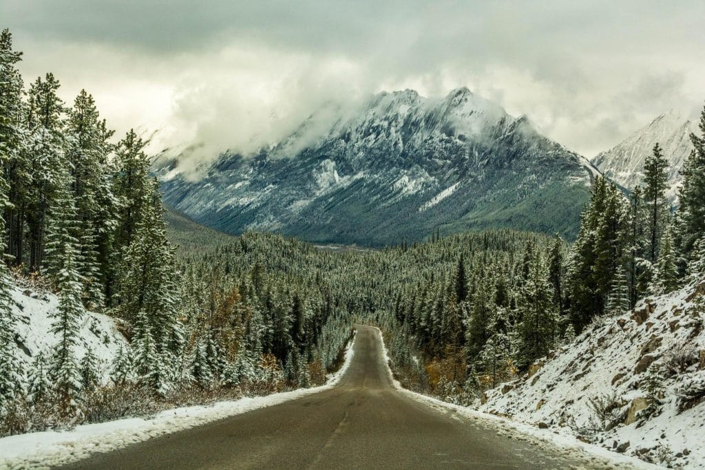 Winterse bergweg in Jasper National Park