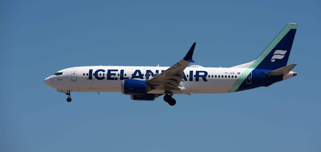 Icelandair vliegtuig in de lucht boven blauwe hemel