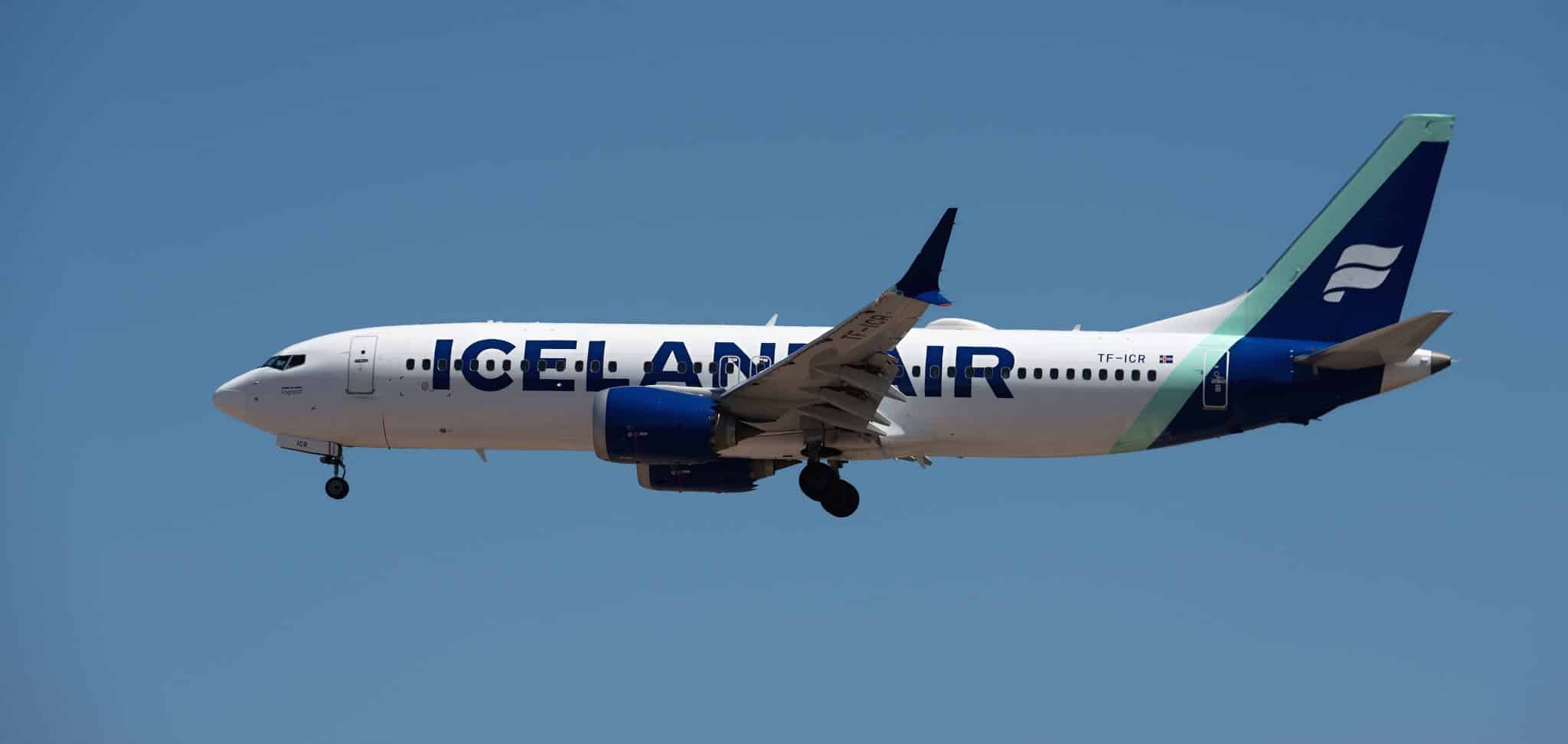 Icelandair vliegtuig in de lucht boven blauwe hemel