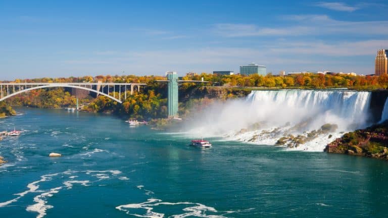Watervallen en Rainbow Bridge bij Niagara Falls in New York