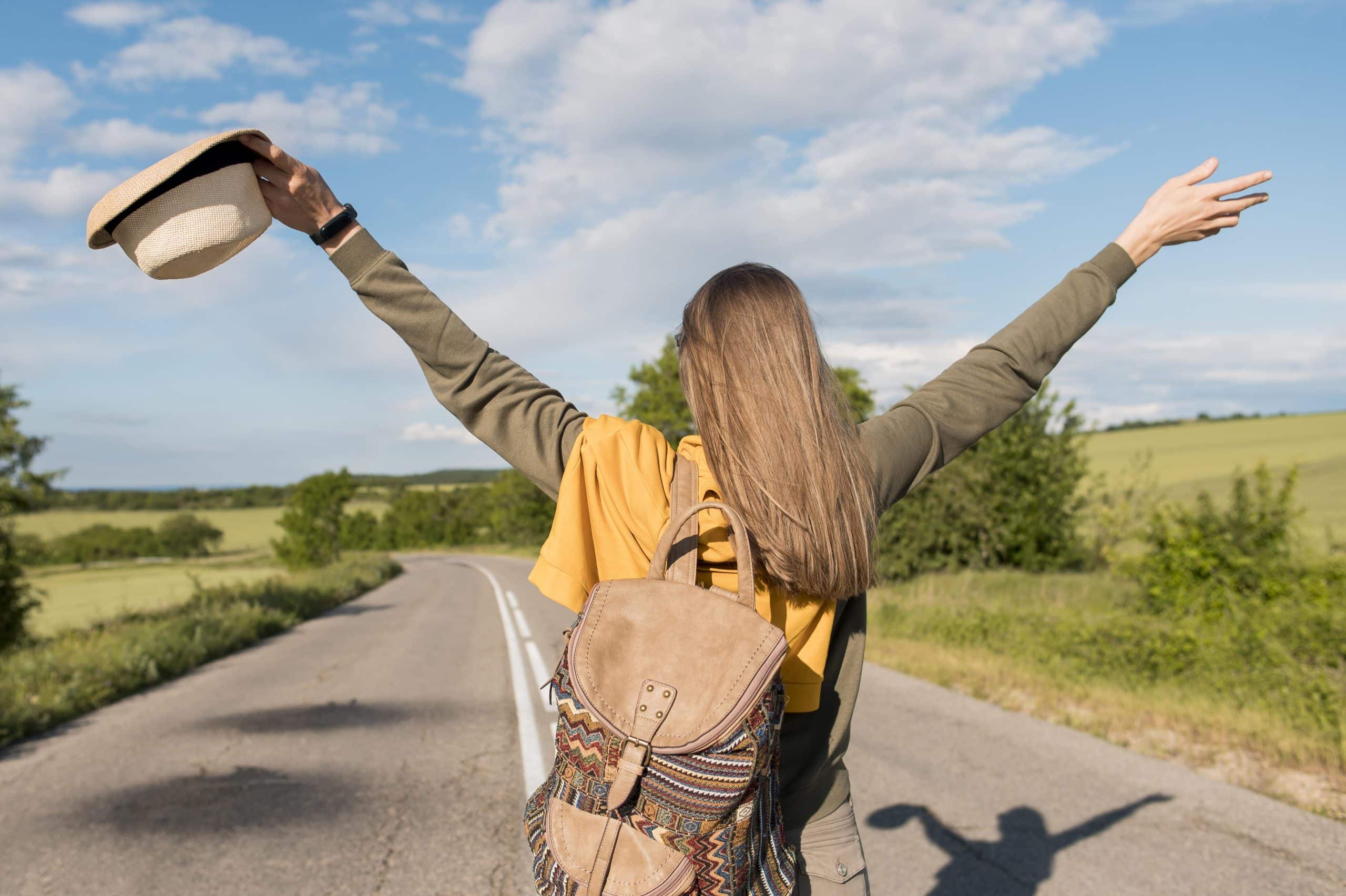 Vrouw met rugzak op reis symbool voor doorlopende reisverzekering