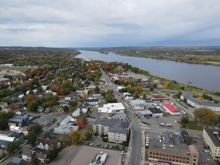 Atlantisch Canada NB Fredericton luchtfoto stad en Saint John River