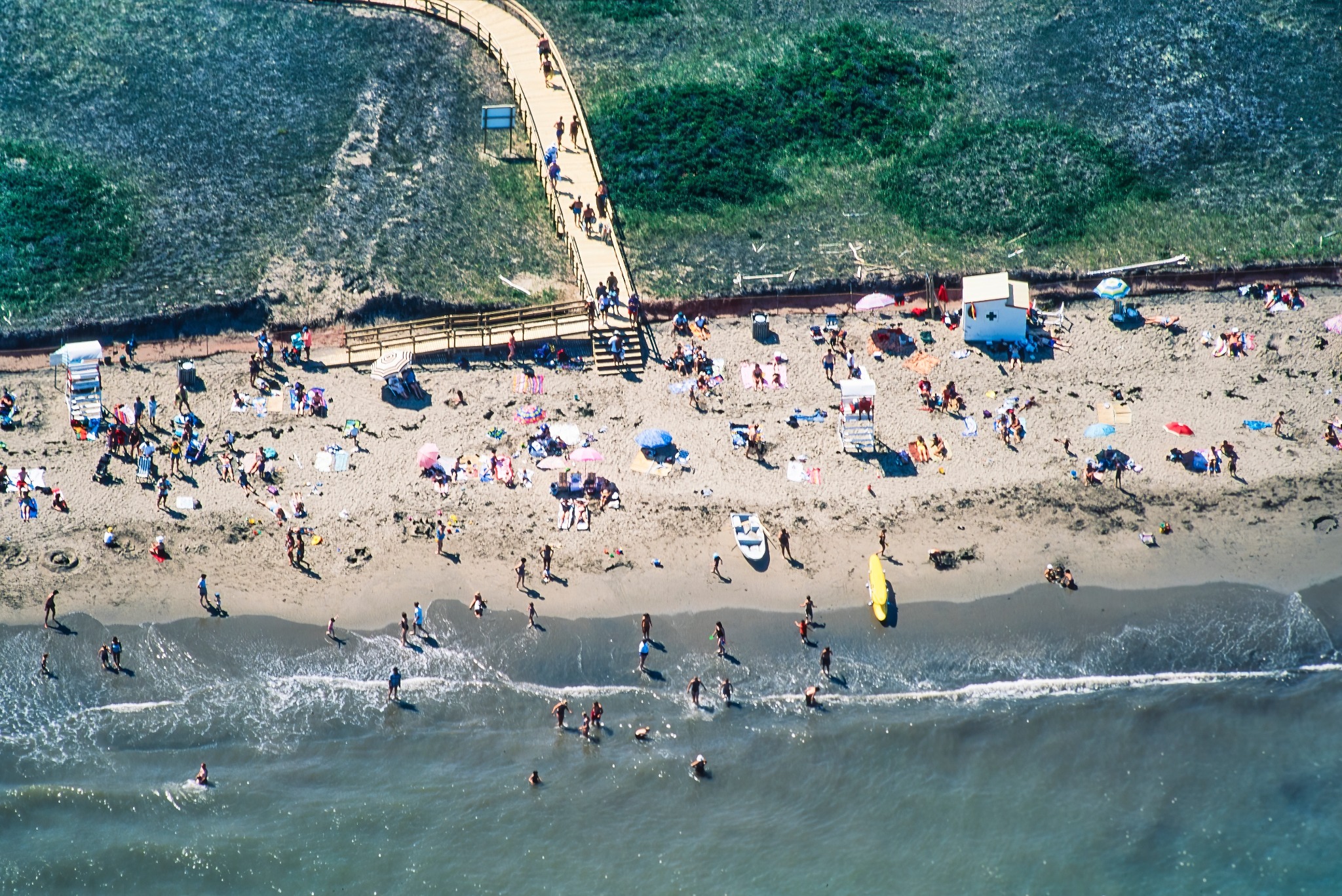 Atlantisch Canada NB Kouchibouguac National Park strand met houten loopbrug