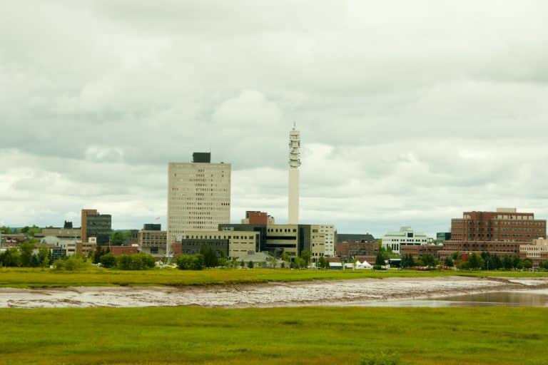 Atlantisch Canada NB Moncton skyline en Petitcodiac River