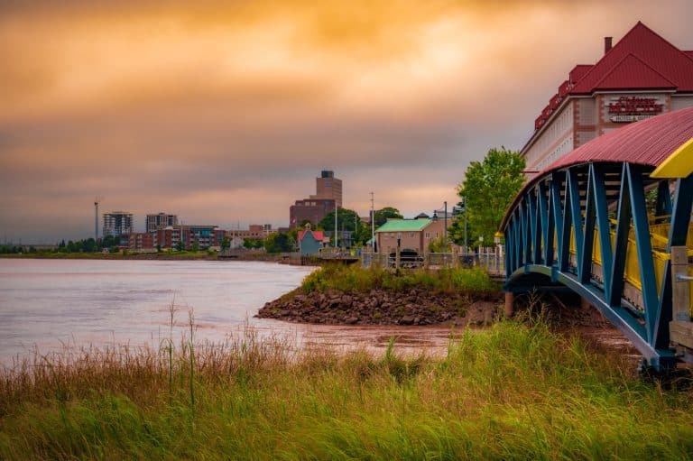 Atlantisch Canada NB Moncton voetbrug en waterkant