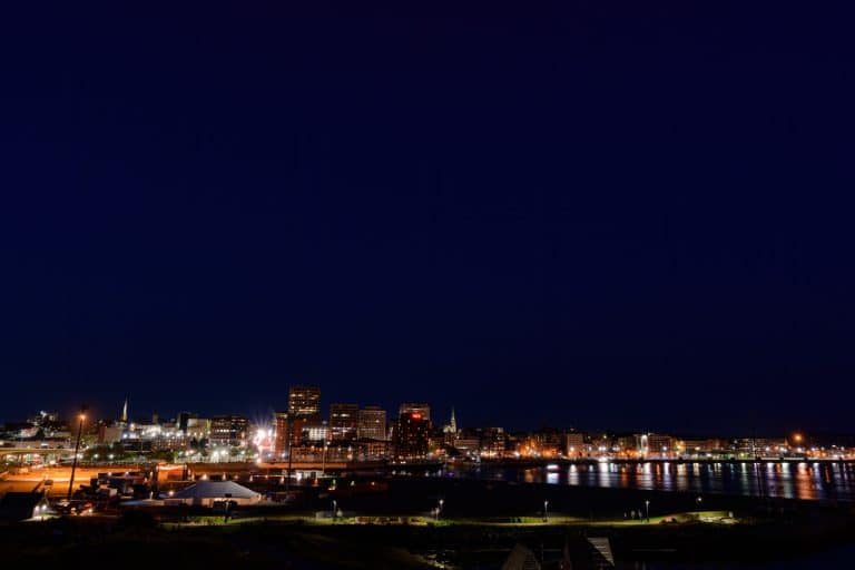 Atlantisch Canada NB Saint John skyline bij avond