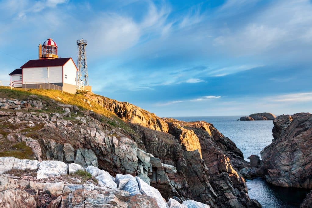 Atlantisch Canada NL Bonavista vuurtoren op rotsachtige kust