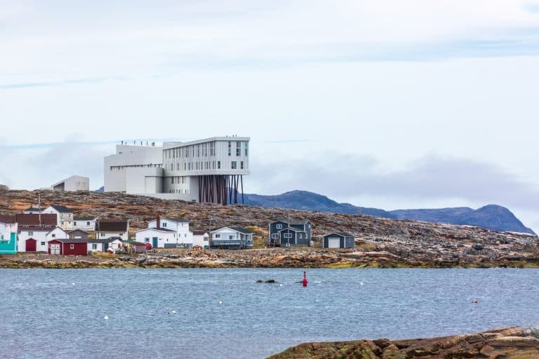 Atlantisch Canada NL Fogo Island Fogo Island Inn en kustlandschap