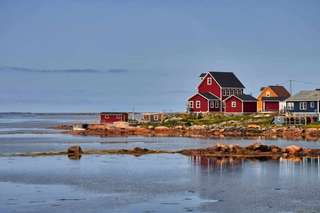 Atlantisch Canada NL Fogo Island gekleurde huizen aan het water