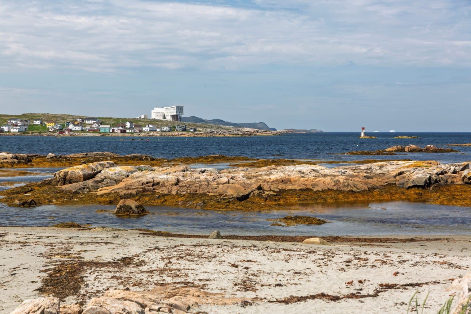 Atlantisch Canada NL Fogo Island rotsachtige kustlijn en dorp aan zee