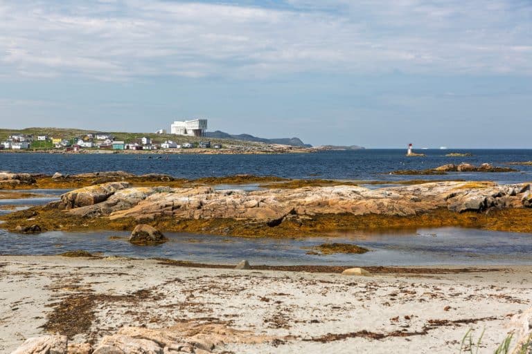 Atlantisch Canada NL Fogo Island rotsachtige kustlijn en dorp aan zee