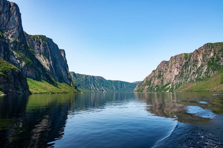 Atlantisch Canada NL Gros Morne National Park fjord met steile rotswanden