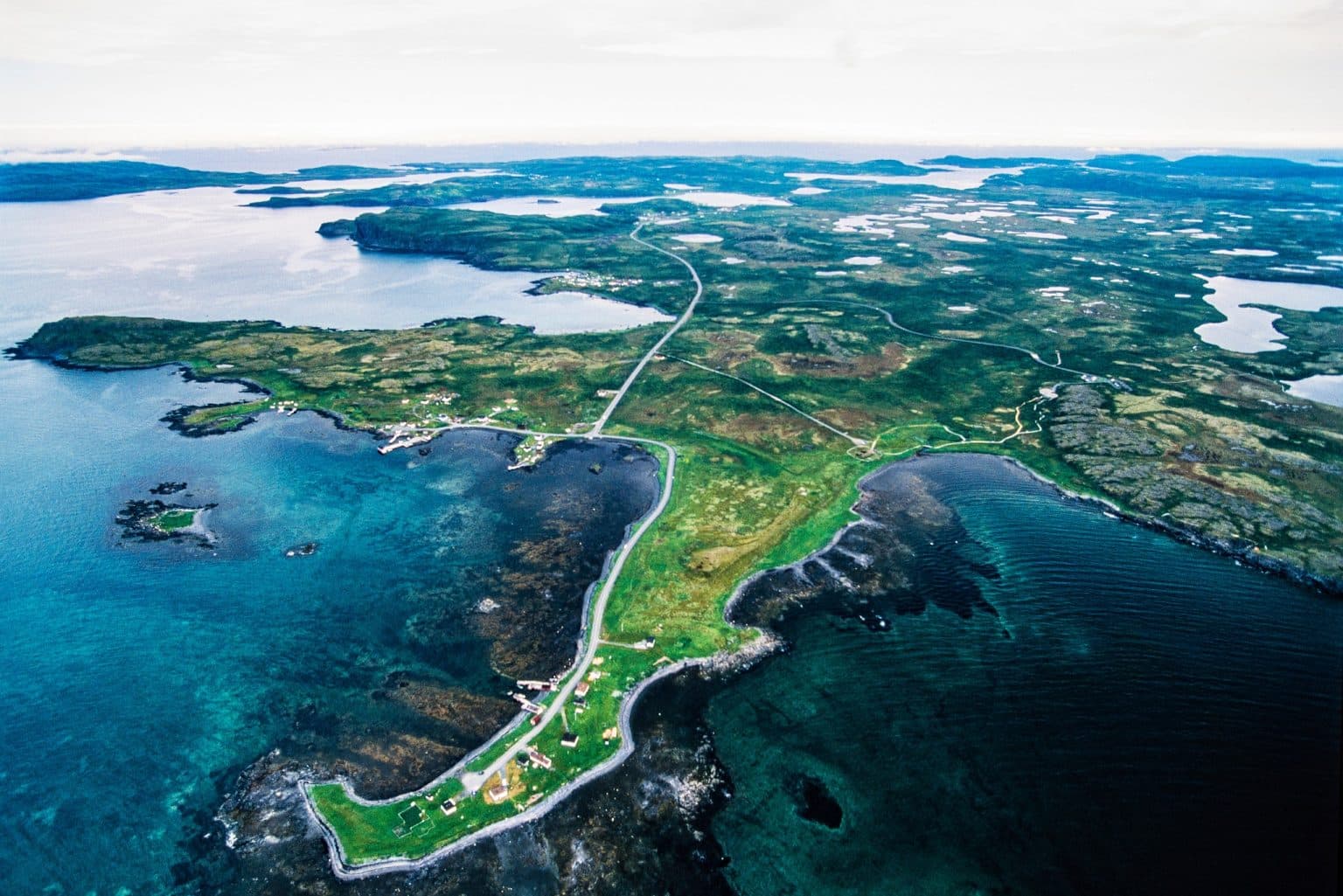 Atlantisch Canada NL LAnse aux Meadows luchtfoto kust en weg