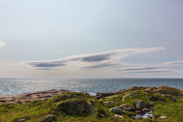 Atlantisch Canada NL Red Bay rotsachtige kustlijn en zee