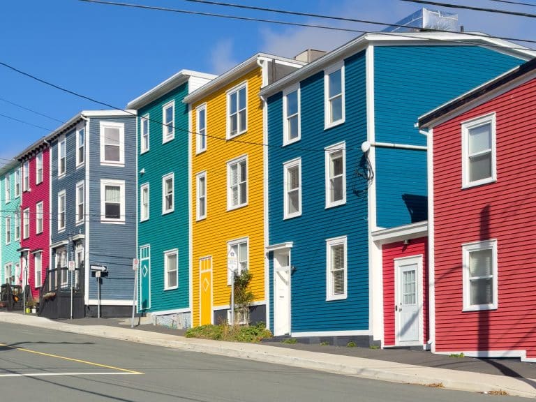 Atlantisch Canada NL St Johns gekleurde rijtjeshuizen straat