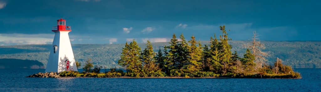 Vuurtoren op eiland bij Baddeck in Nova Scotia