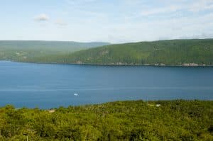 Uitzicht over Bras d’Or Lake in Nova Scotia