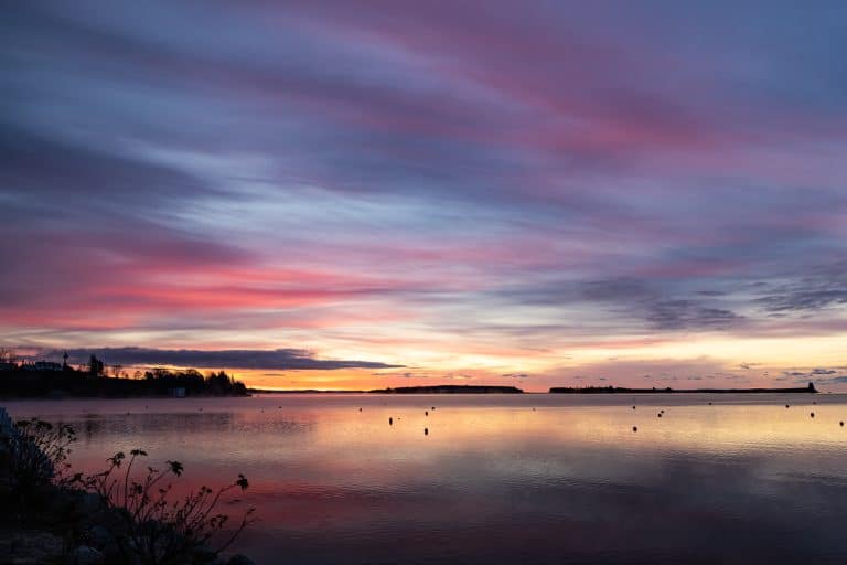 Zonsondergang aan de kust van Chester in Nova Scotia