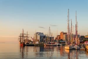 Historische schepen en jachthaven aan het waterfront van Halifax