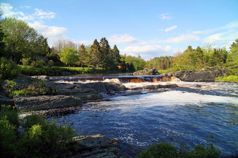 Rivier met stroomversnellingen in Liscomb Mills Nova Scotia