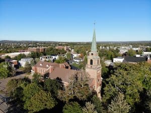 Luchtfoto van het centrum van Truro met kerk in Nova Scotia