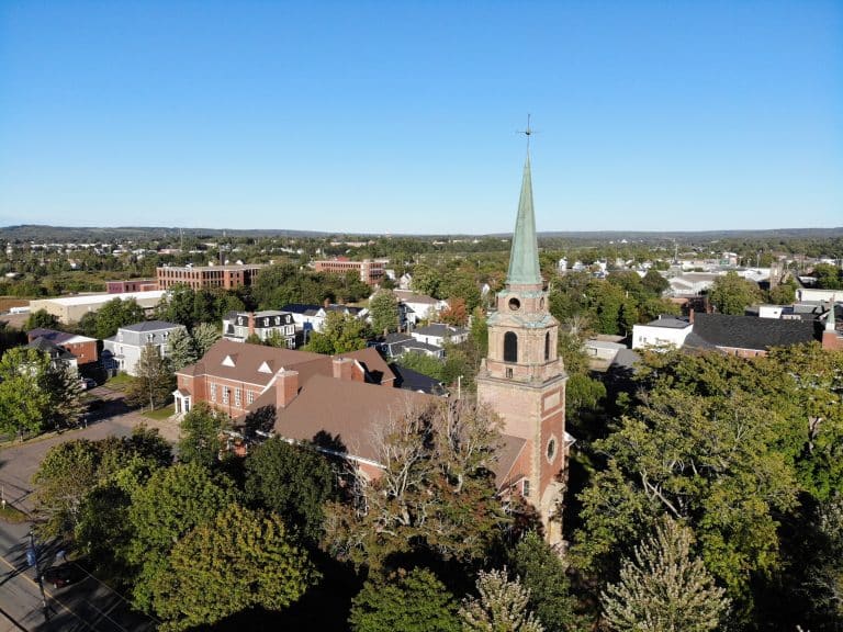 Luchtfoto van het centrum van Truro met kerk in Nova Scotia