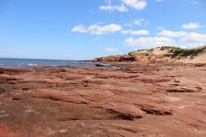 Rode rotskust en strand op Prince Edward Island