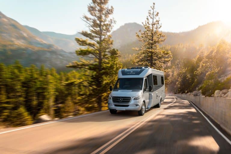 Fraserway B-Plus Premium camper op bochtige weg