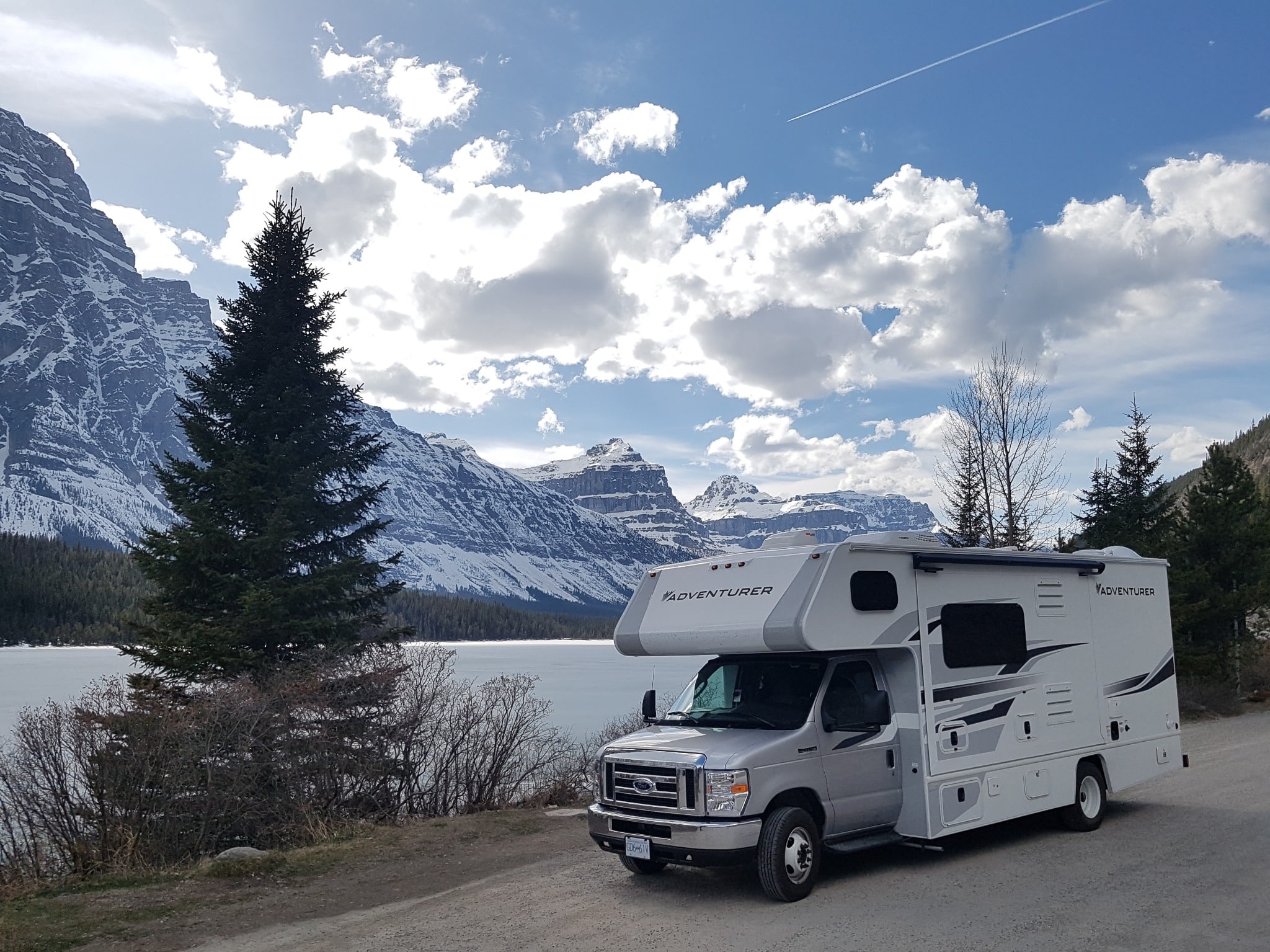 Fraserway C-Large camper bij Bow Lake in Alberta