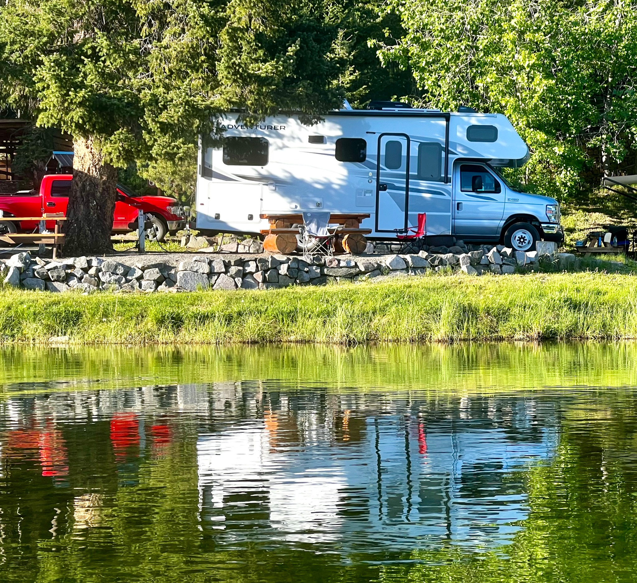 Fraserway C-Large camper op camping aan meer in Canada