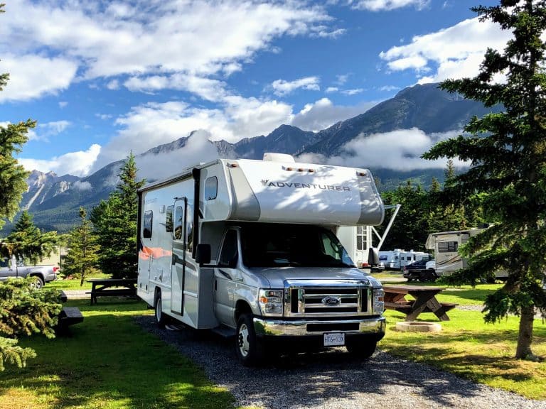 Fraserway C-Large camper op Silver Creek Campground Canmore