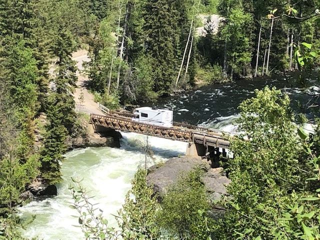 Fraserway C-Medium motorhome bij Dawson Falls British Columbia