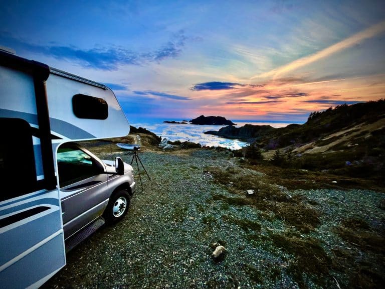 Fraserway C-Medium camper aan kust van Newfoundland