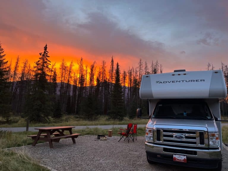 Fraserway C-Medium motorhome op camping Jasper Alberta