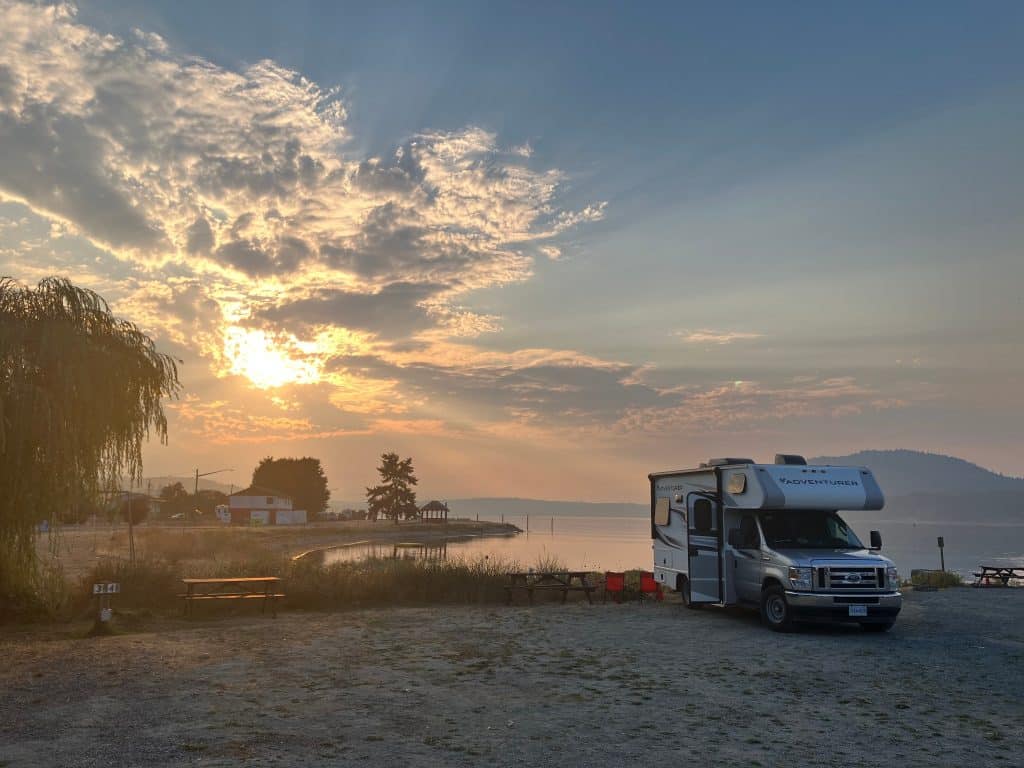 Fraserway C-Small camper bij Nanaimo British Columbia