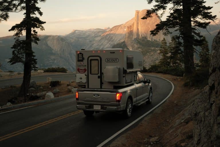Fraserway Truck Camper Scout bij bergen en rotsen in Californië