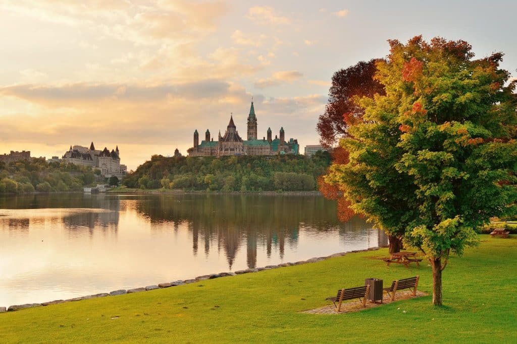 Ottawa Parliament Hill langs de rivier bij zonsopkomst