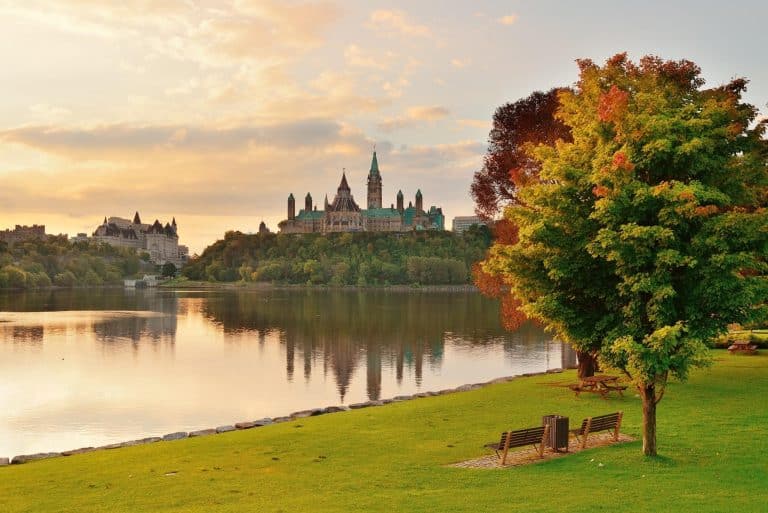 Ottawa Parliament Hill langs de rivier bij zonsopkomst
