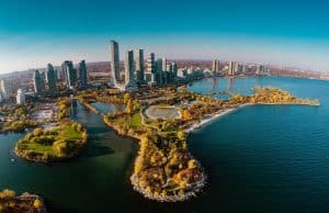 Toronto Humber Bay Park met skyline en water vanuit de lucht