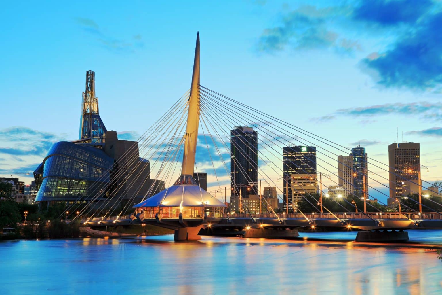 Centraal-Canada-CA-Winnipeg-Esplanade-Riel-Bridge-avondlicht
