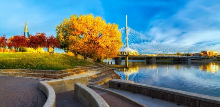 Centraal Canada CA Winnipeg Esplanade Riel Bridge herfst