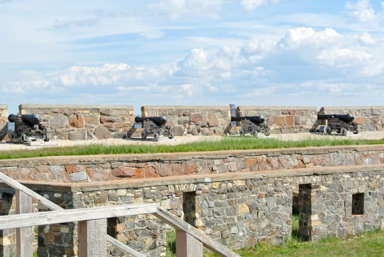 Centraal Canada MB Churchill historisch fort met kanonnen
