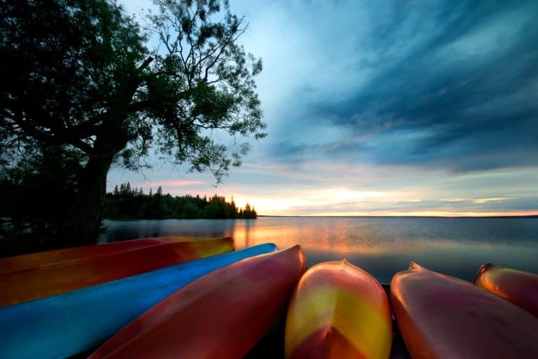 Centraal Canada MB Hecla Grindstone Provincial Park kajaks aan het water bij zonsondergang