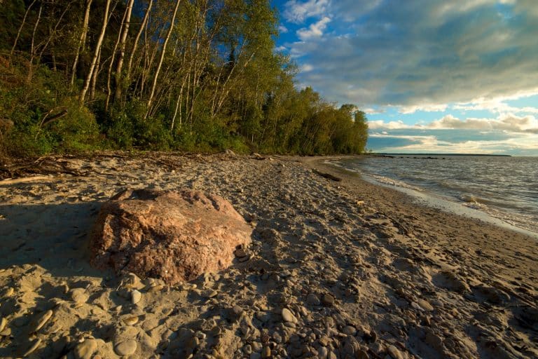 Manitoba - Centraal Canada MB Hecla-Grindstone Provincial Park strand met keien en bosrand