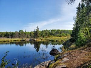 Centraal Canada MB Whiteshell Provincial Park meer met bomen en lucht