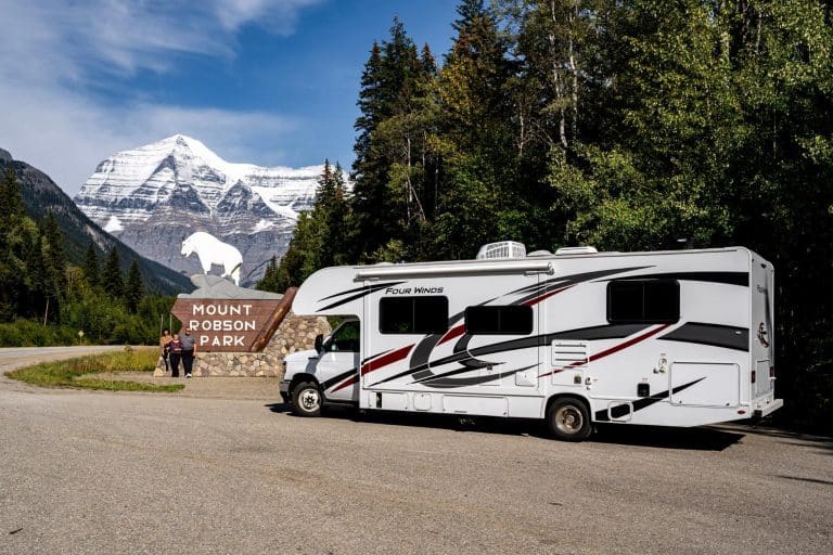 Fraserway C-XLarge Motorhome bij Mount Robson Park Canada